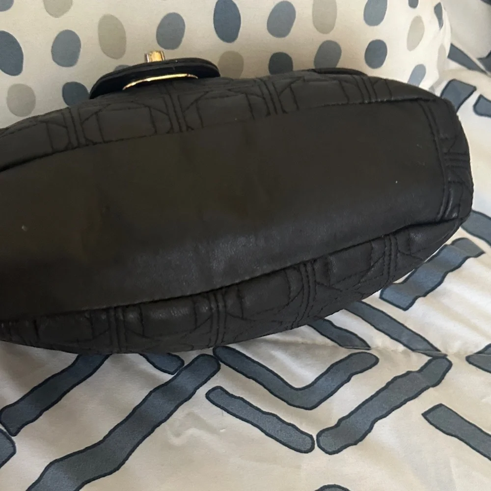 Elegant Black Quilted Shoulder Bag - Picture 4 of 8